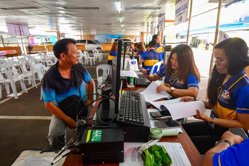 Minimal filers are present at the Bureau of Internal Revenue- Region 8B South NCR in Makati City on the last day of filing of taxpayers' annual Income Tax Returns for 2023 on April 15, 2024.