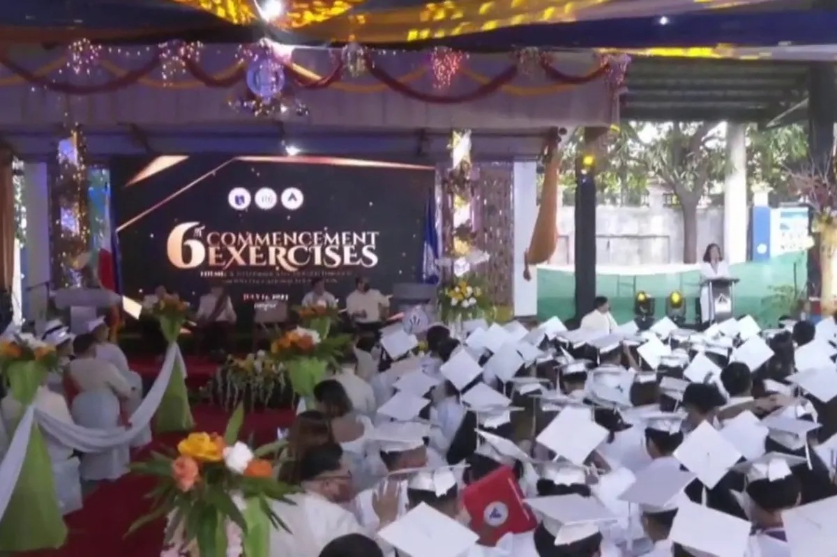 Graduation dapat gawin sa indoor venue: DepEd | ABS-CBN News