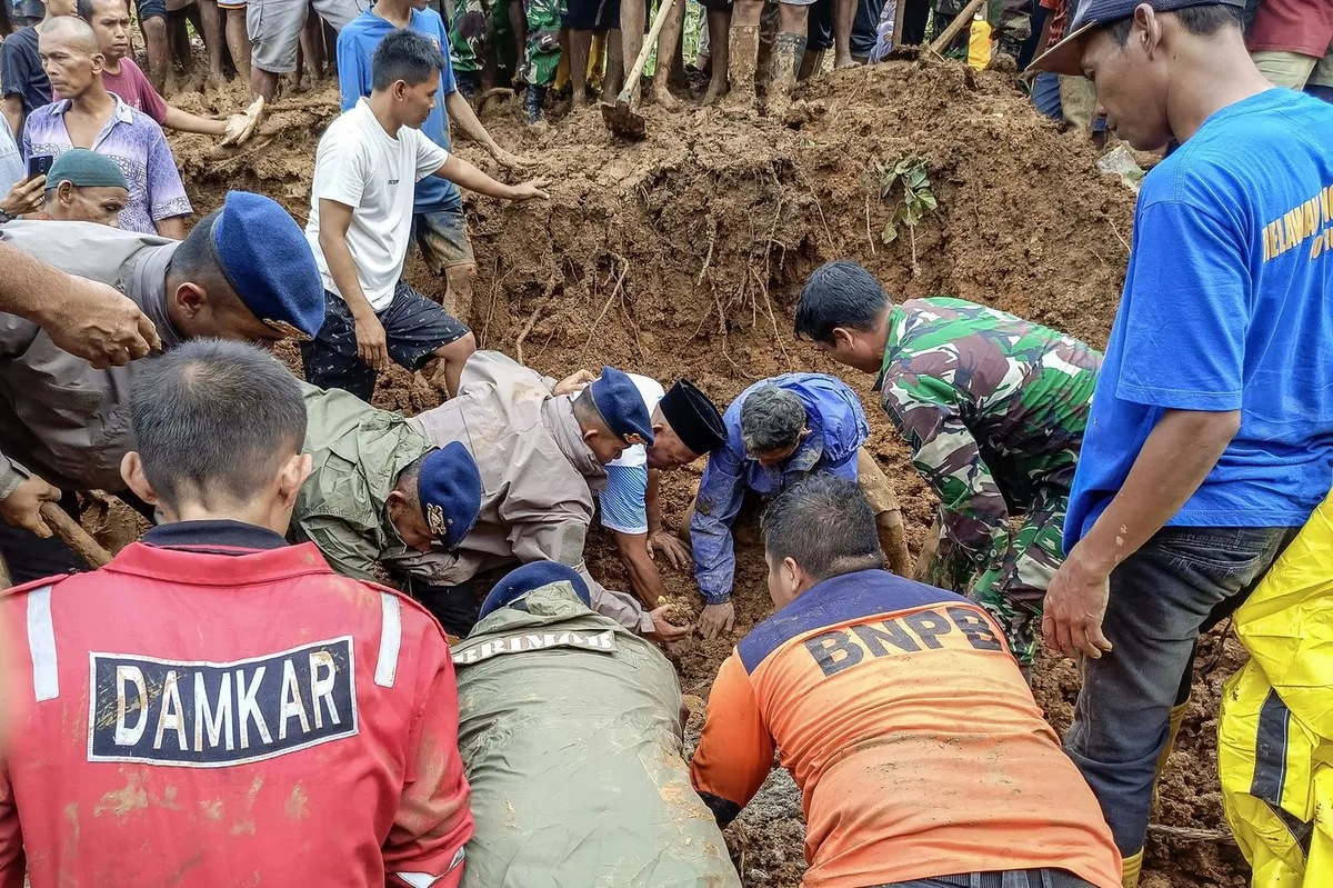 Death Toll From Indonesia Floods Landslides Rises To 21 Abs Cbn News