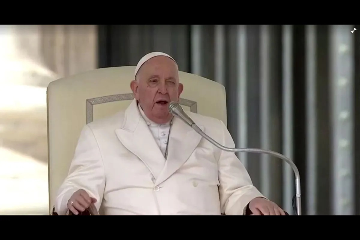 Pope still suffering a cold, again limits reading at weekly audience ...