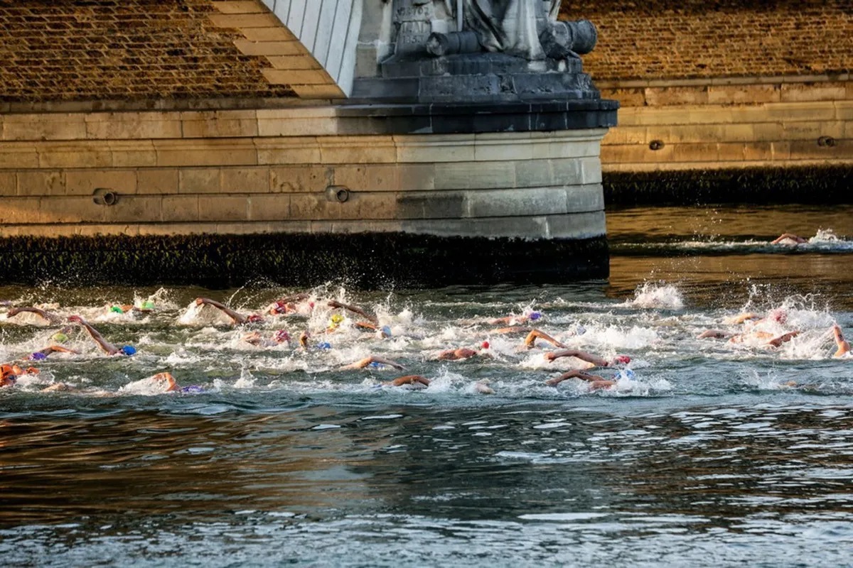 paris-holds-its-breath-for-olympic-swimming-events-in-murky-seine-abs