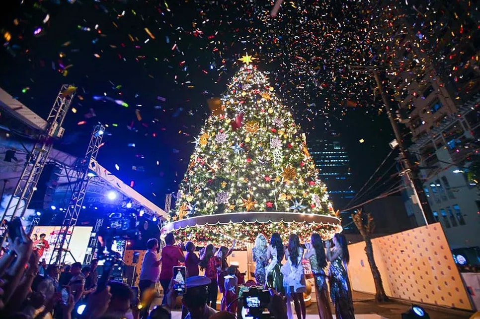Araneta City lights up giant Christmas tree