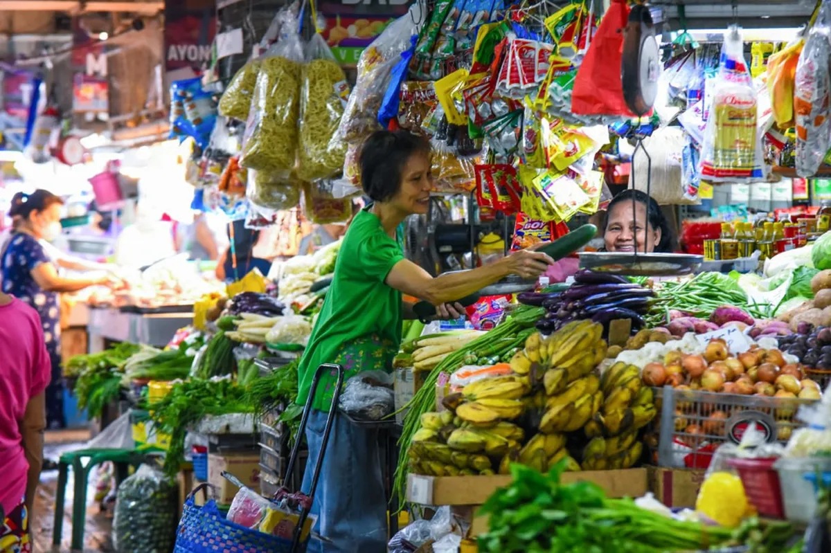 Mga Pinoy, todo tipid sa taas ng bilihin, gastusin | ABS-CBN News