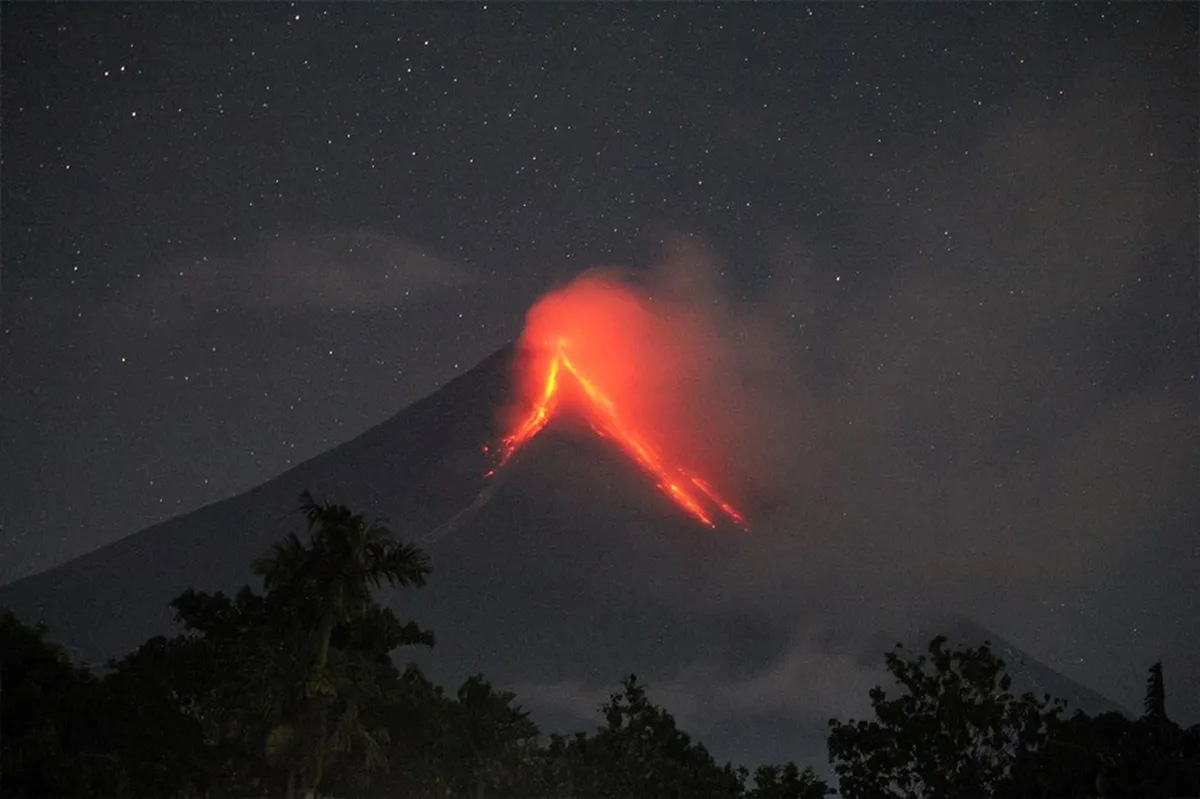 Mayon Volcano to stay on Alert Level 3 amid recent ‘effusive eruption