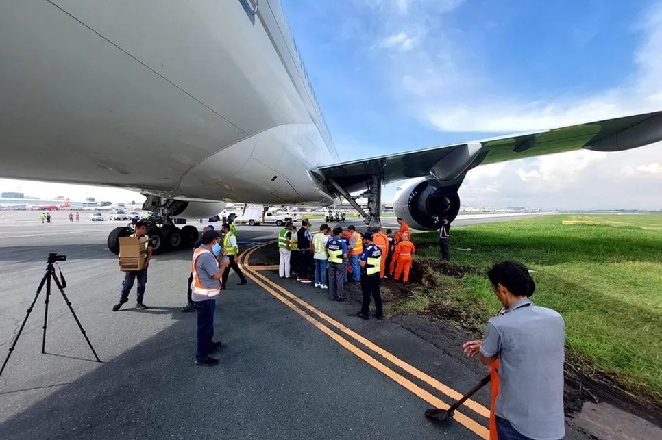 Saudia airplane gets stuck at NAIA taxiway