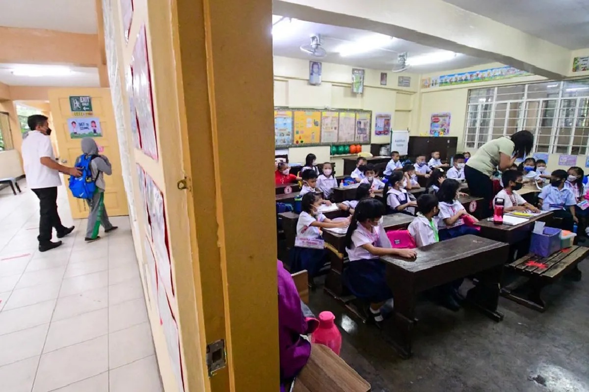 'Cramped' classrooms seen on 1st day of in-person classes | ABS-CBN News