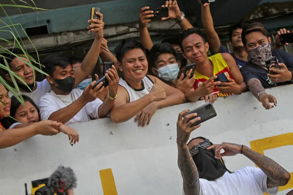 Utah Jazz player Jordan Clarkson visits Tenement court in Taguig