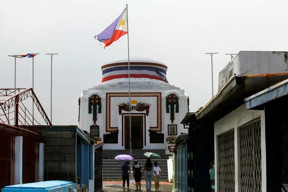 Visiting the Mausoleum of the Veterans of the Revolution