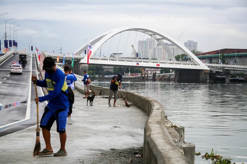 Cleaning the recently completed Binondo-Intramuros Bridge