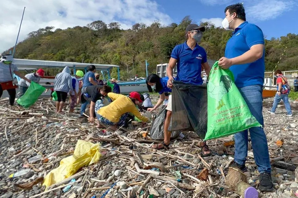 Piolo joins cleanup drive in Mabini, Batangas