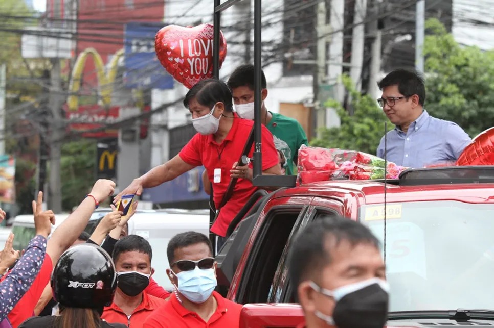 BBM woos voters in Mandaluyong, Makati