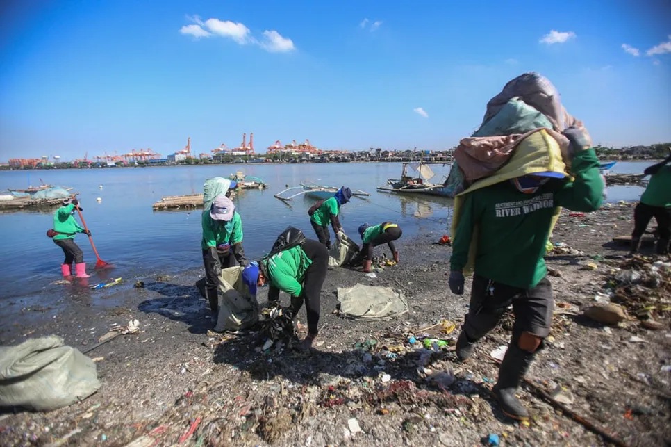 Cleaning up Baseco beach