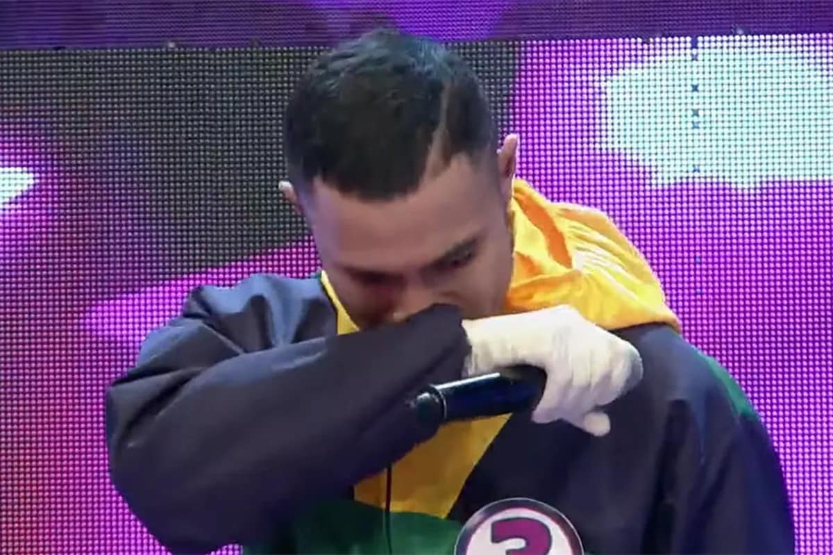 'Na-miss ko kayo': Bugoy Drilon cries as he returns to 'Showtime' stage |  ABS-CBN Entertainment