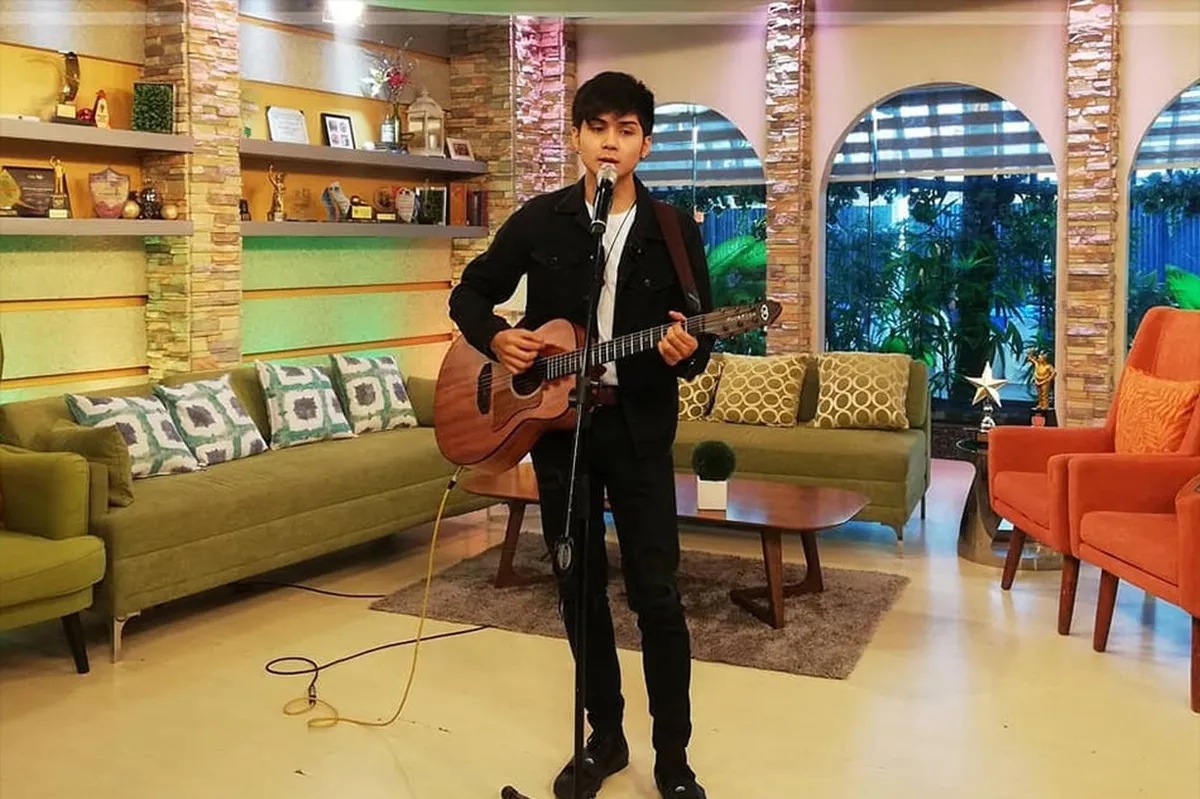 Ryle Santiago, humugot sa kanyang bagong awitin | ABS-CBN Entertainment