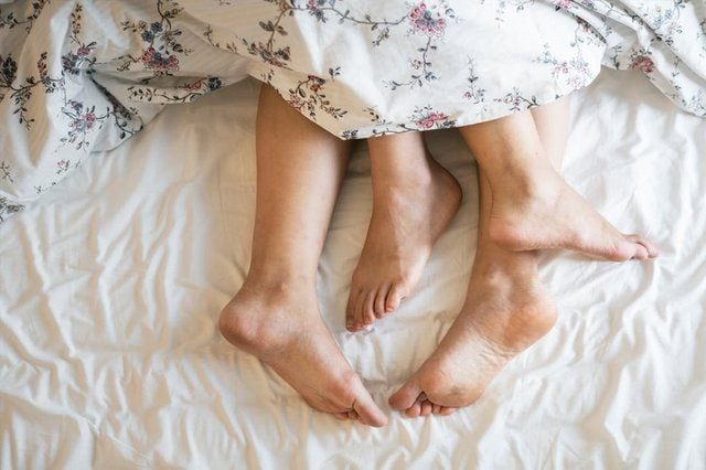 Alsu qanday sikilgan (porno) Birodarning qiz dosti qolini vannaning drenajiga tiqayotgani haqidagi porno videoni tomosha qiling