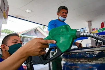 Motorists line up to buy fuel at a gas station in Mandaluyong City on March 22, 2022. Oil firms implemented price rollbacks today after price hikes the last 11 weeks. George Calvelo, ABS-CBN News