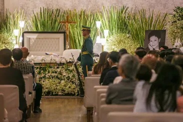 The final night of the late superstar and National Artist for Film and Broadcast arts Nora Aunor, drew a gathering of her former co-stars, friends, and fans at her wake at the Heritage Park in Taguig City.