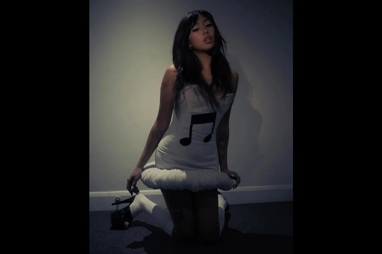 beabadoobee black dress Beabadoobee: 