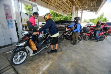 Members of the military and their dependents queue for fuel at an exclusive gas station in Taguig City on June 6, 2022, a day before another round of oil price hikes. Diesel prices are expected to increase by up to P6.70 per liter and gasoline prices may rise up to P2.80 per liter, after the European Union announced the partial ban of Russian oil imports and increased consumption in the United States and China. Mark Demayo, ABS-CBN News