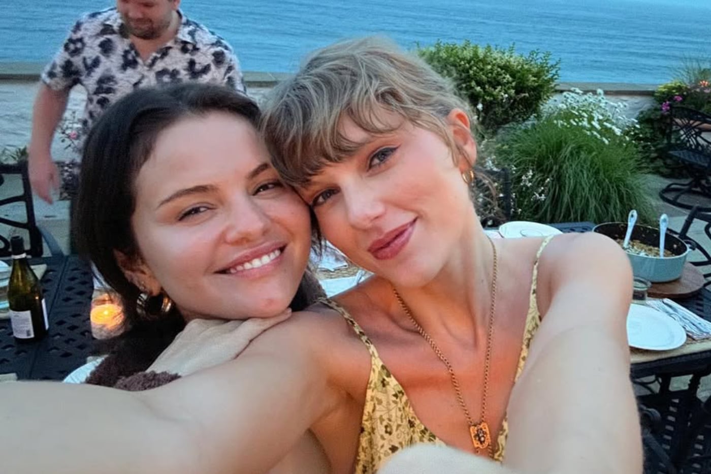 Selena Gomez recalls the first time she met Taylor Swift and how their  friendship began | ABS-CBN Entertainment