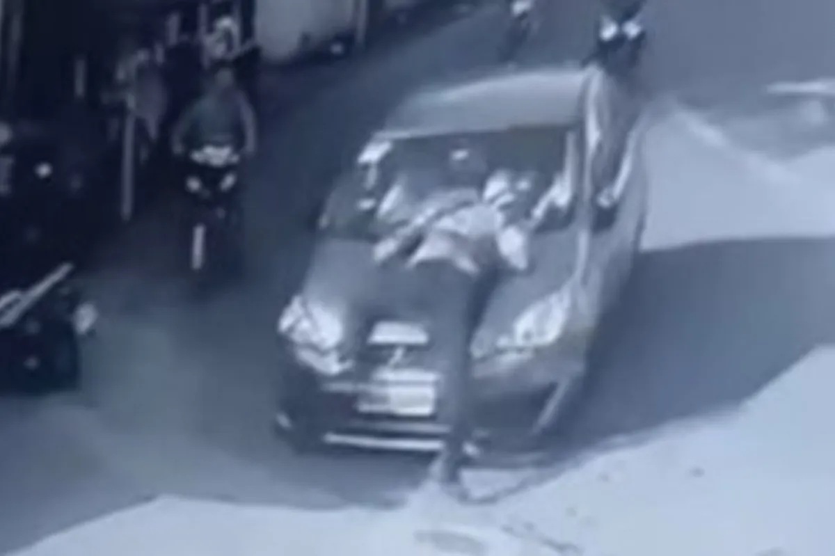 Traffic enforcer clings to car as driver escapes minor crash in Cavite | ABS-CBN News