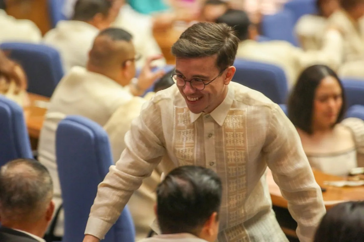 Arjo Atayde says 'never dealt' with Discayas, viral photo not from a  planned meeting | ABS-CBN News