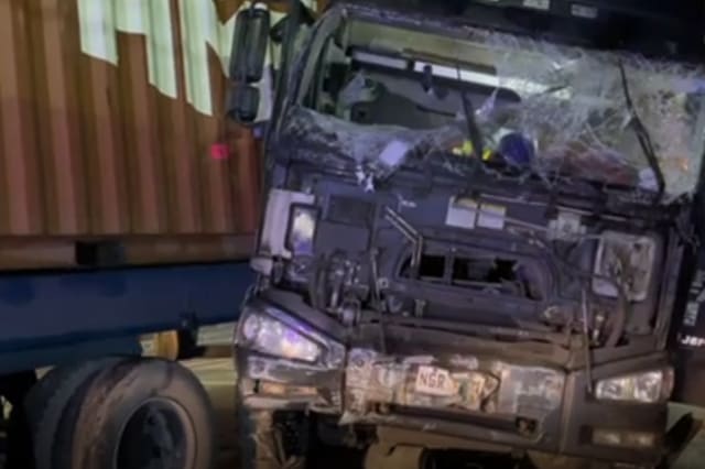 Truck sumalpok sa TESDA sa Taguig City | ABS-CBN News