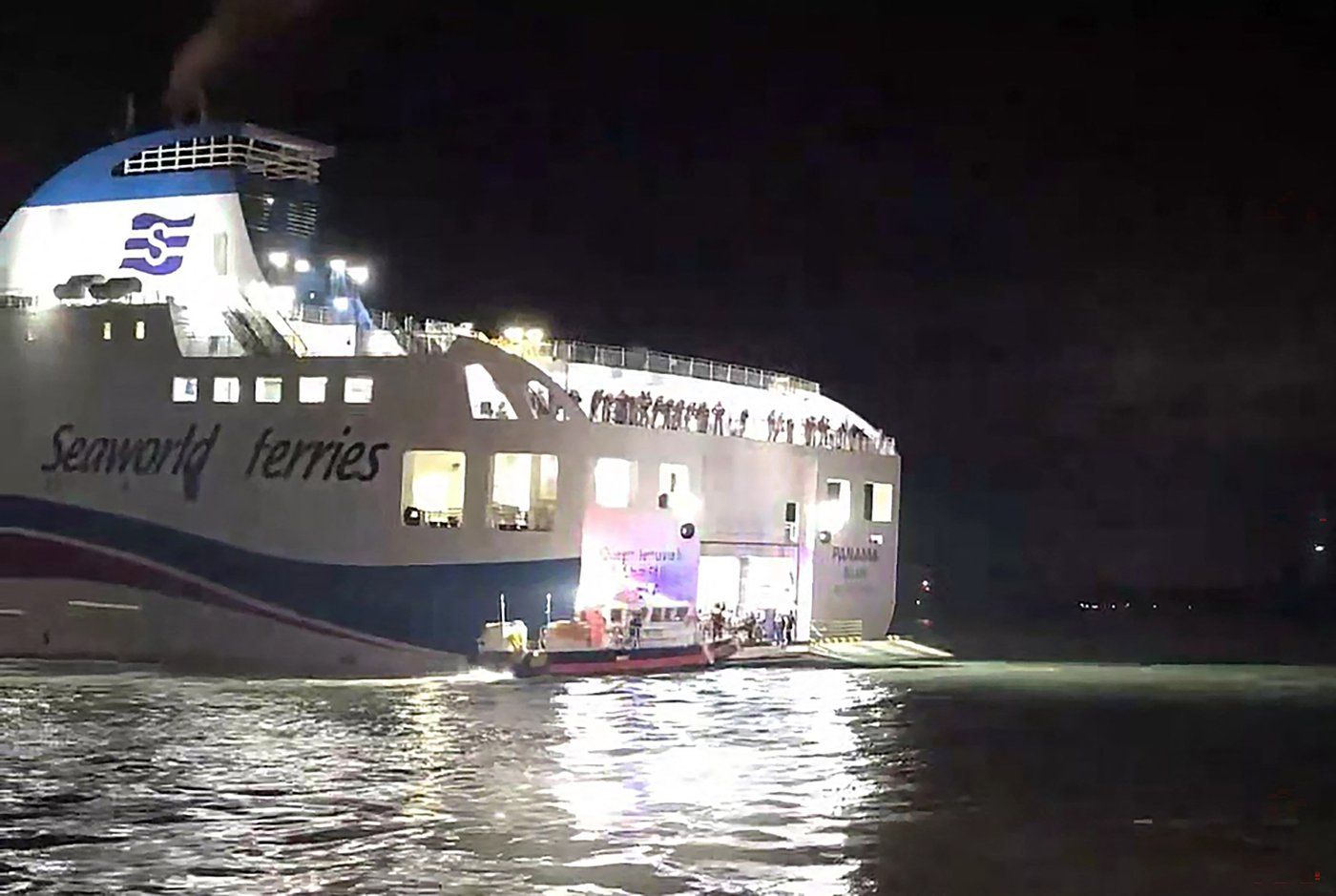South Korea ferry runs aground after officer distracted by phone: coast guard