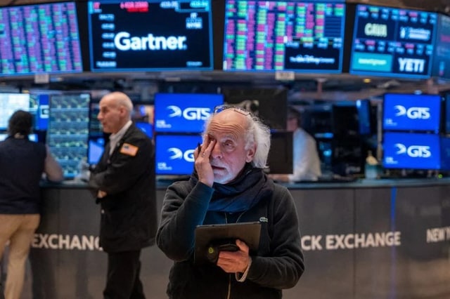 Stocks pull lower at end of record year for markets