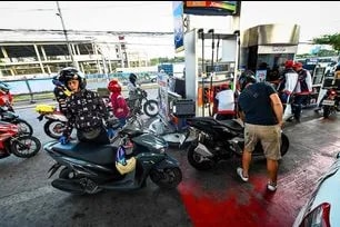 Motorists line up at a gasoline station along Philcoa in Diliman, Quezon City on Friday, March 6, in a rush to refuel ahead of the expected fuel price increase next week. Maria Tan, ABS-CBN News/File