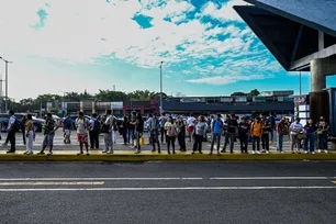 Commuters wait for a ride along Commonwealth Avenue in Quezon City on the first day of PISTON’s transport strike on Thursday, March 19, 2026. Maria Tan, ABS-CBN News