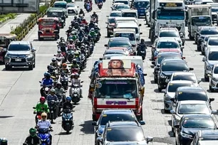 Motorists pass through Commonwealth Avenue in Quezon City, one of the areas covered by the No Contact Apprehension Policy (NCAP), on Tuesday, May 27, 2025. The Metropolitan Manila Development Authority (MMDA) reminds the public to observe traffic rules as the policy is reimplemented across major roads in Metro Manila. Maria Tan, ABS-CBN News