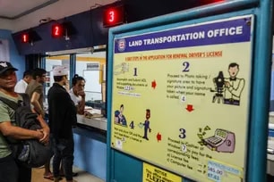 A step-by-step guide for application is posted as motorists wait for their drivers license at the releasing office of the Land Transportation Office (LTO) in Quezon city on Tuesday. The agency announced the roll-out of drivers licenses today with a validity of 5-years as promised by the Duterte administration. Jonathan Cellona, ABS-CBN News