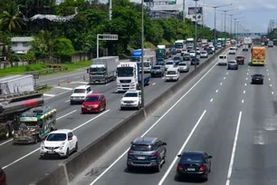 Traffic builds up along the southbound side of the North Luzon Expressway in Valenzuela City on April 18, 2022, as people return from the provinces due to the Holy Week break. Mark Demayo, ABS-CBN News