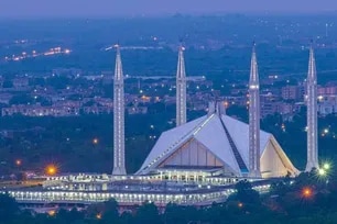 The view of Faisal Mosque in Islamabad, Pakistan from Daman-e-Koh by Abdul Baqi CC BY-SA 3.0