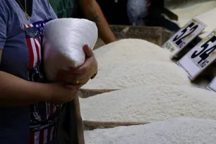 Gov't imposes price cap on imported rice