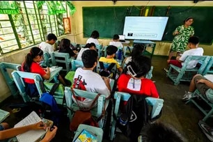 Teacher Rodora Santos facilitates the Literacy Remediation Program for Grades 4 and 5 pupils at Kamuning Elementary School in Quezon City on Wednesday, May 21. The program aims to help struggling readers strengthen their foundational skills. Kamuning Elementary School also officially opens the Fun Field Reading Camp, an engaging summer initiative that combines learning with play to make reading more enjoyable for students. Maria Tan, ABS-CBN News