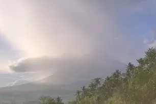 Phivolcs: Bulkang Mayon muling nagbuga ng uson, abo