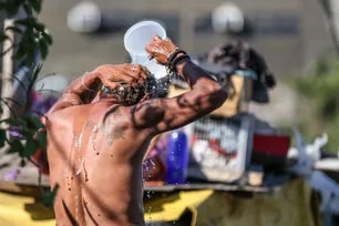 People try to deal with the heat in Navotas City on April 22, 2024. Jonathan Cellona, ABS-CBN News/File
