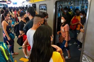 Passengers traveling via the LRT-2 Araneta Center-Cubao station in Quezon City wear face masks in light of the upheld mask mandate within train lines on April 25, 2023. Mark Demayo, ABS-CBN News/File