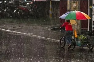 Motorists and pedestrians are caught in a sudden downpour in Quezon City on June 6, 2025. Maria Tan, ABS-CBN News/File