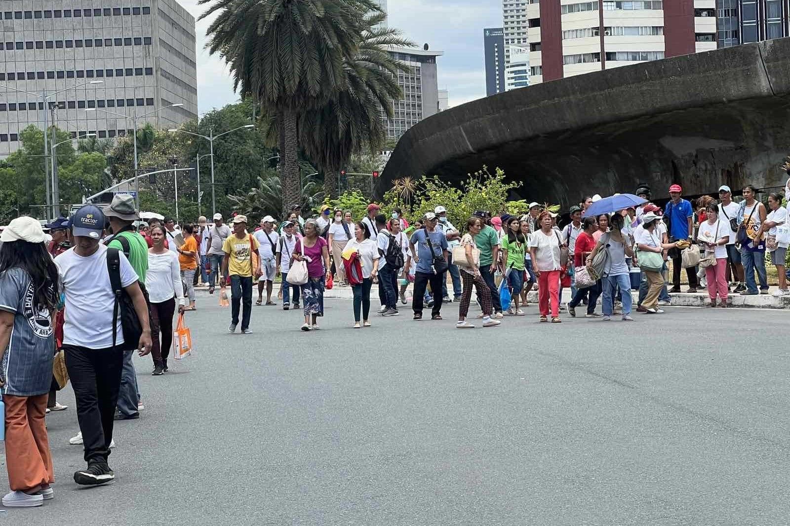 Mga umano'y 'tagpagmana' na pumunta sa BSP upang makakuha ng kayamanan ng taumbayan, Mayo 8, 2024. Karen De Guzman, ABS-CBN News
