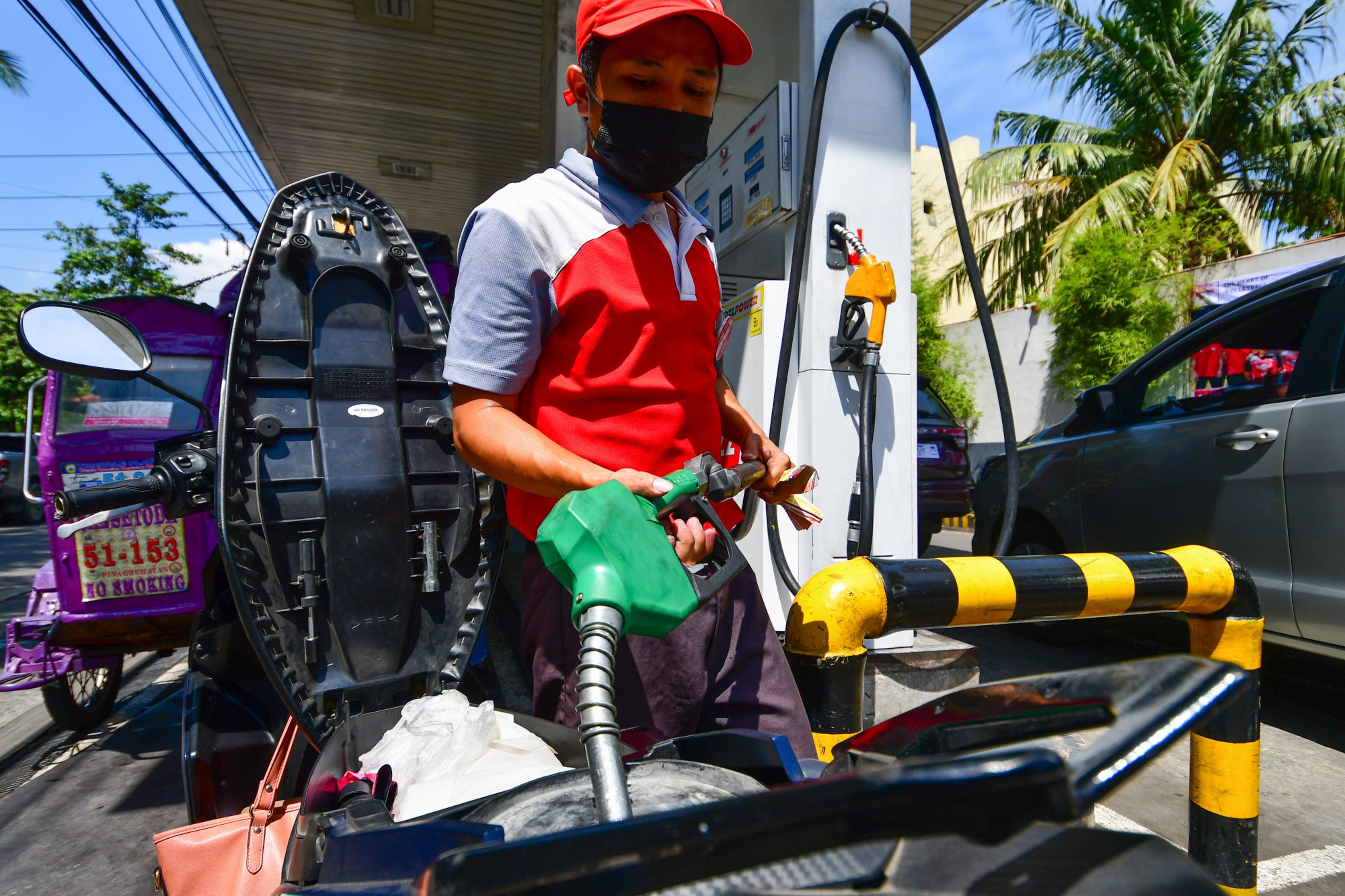 Motorists queue for fuel at a gas station in Pasig City on October 10, 2022, a day before a new round of oil price hike takes effect. Mark Demayo, ABS-CBN News