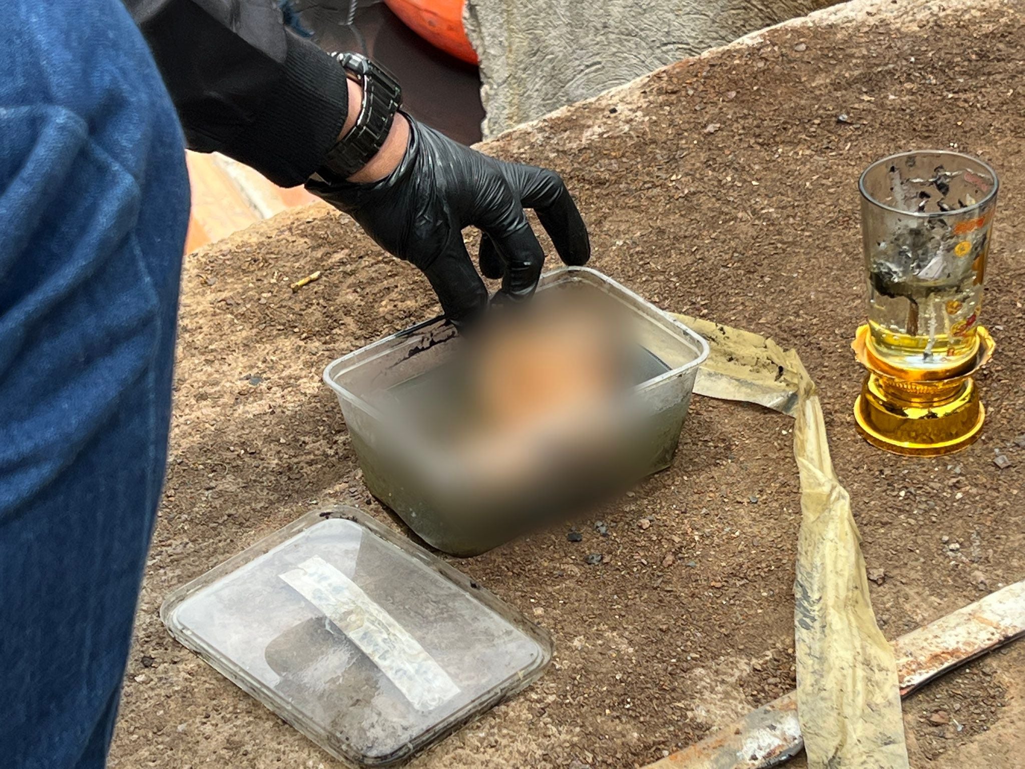 Isa na namang fetus na nakasilid sa plastic container ang muling natagpuan sa Estero dela Reina sa Tondo, Maynila nitong Huwebes. Retrato mula sa PNP Maritime Group