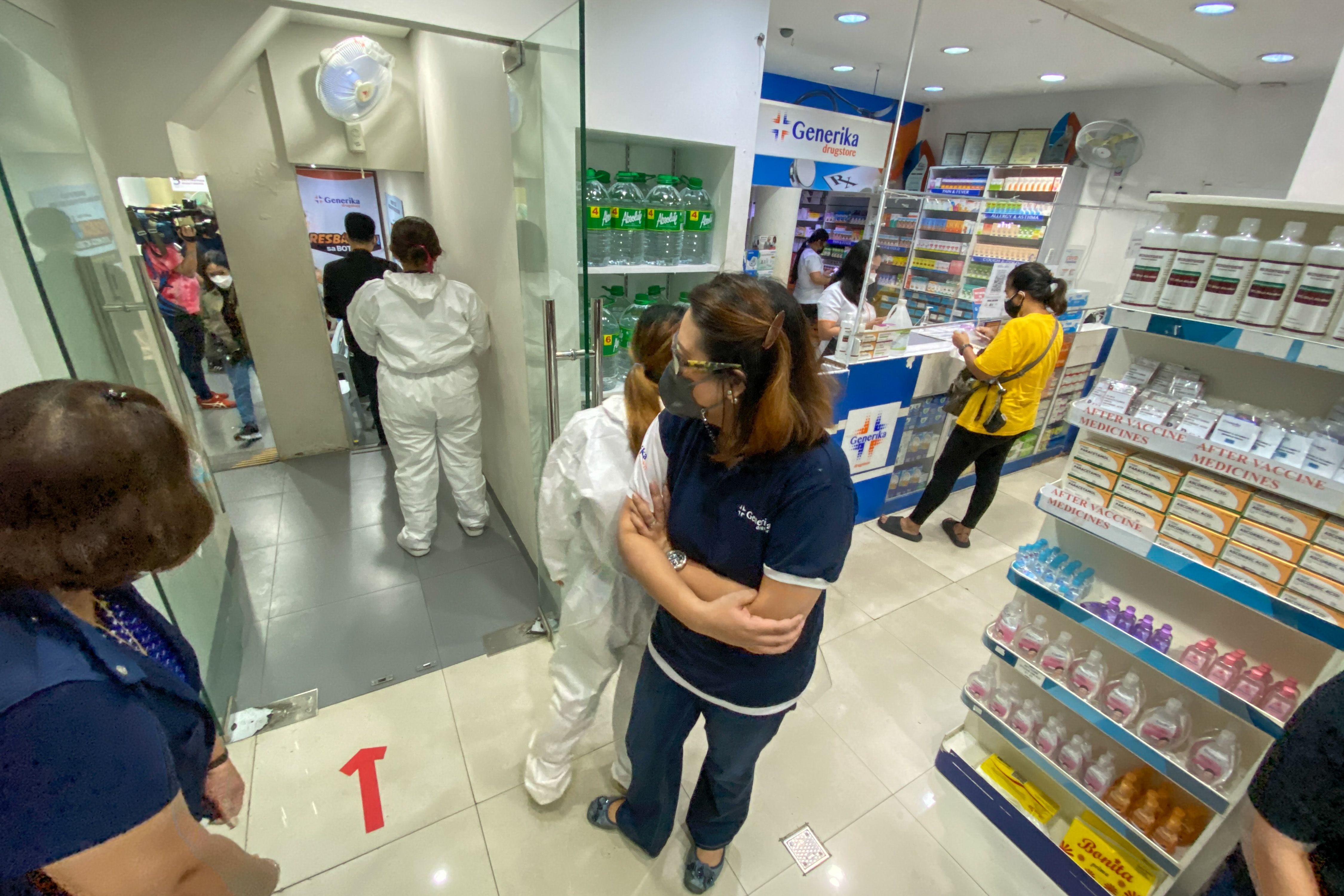 A health worker administers the COVID-19 vaccine booster shot during a symbolic vaccination at the Generika Drug Store, in Taguig City on January 20, 2022. “Resbakuna sa mga Botika,” initially available in 7 drug stores in Metro Manila, allows walk in vaccination for individuals aged 18 years old and above, except for senior citizens and persons with comorbidities, according to DOH.