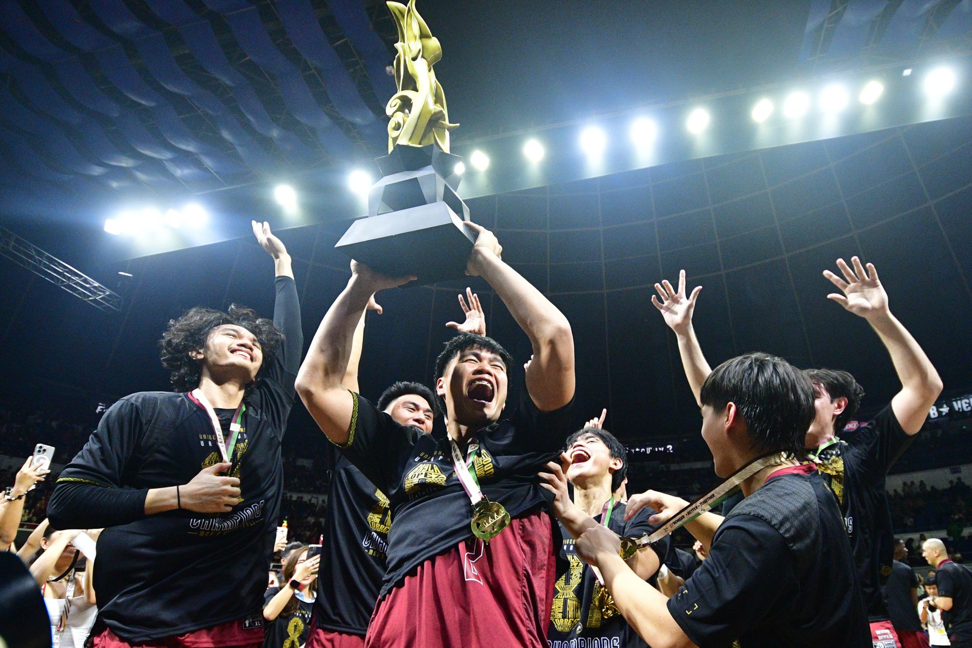 The University of the Philippines and the De La Salle University battle in Game 3 of the UAAP Season 87 men's basketball finals in Quezon City on December 15, 2024. Mark Demayo, ABS-CBN News