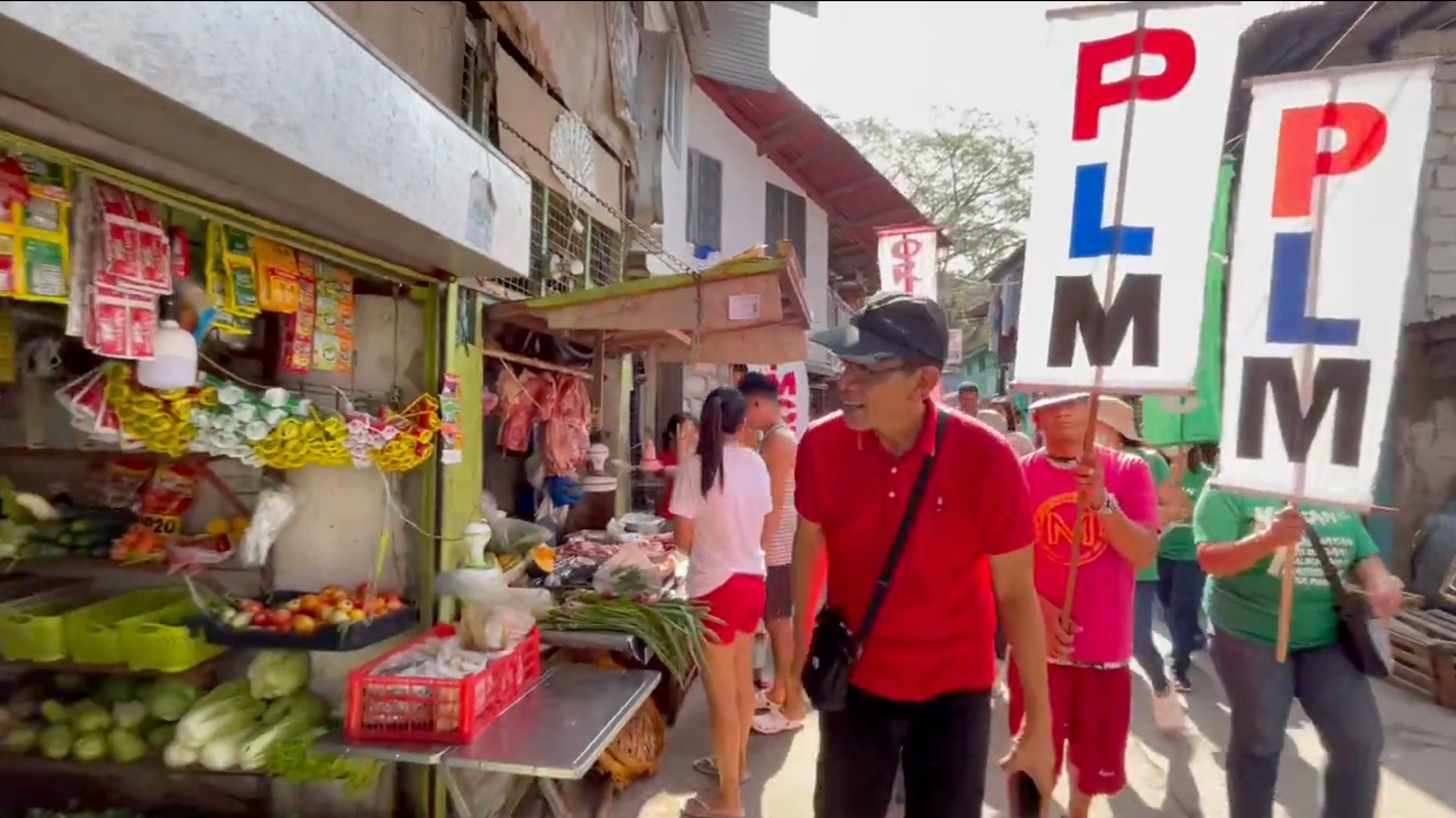 Leody de Guzman goes house to house in Quezon City on Feb. 16, 2025. Screenshot from a video by Paige Javier, ABS-CBN News
