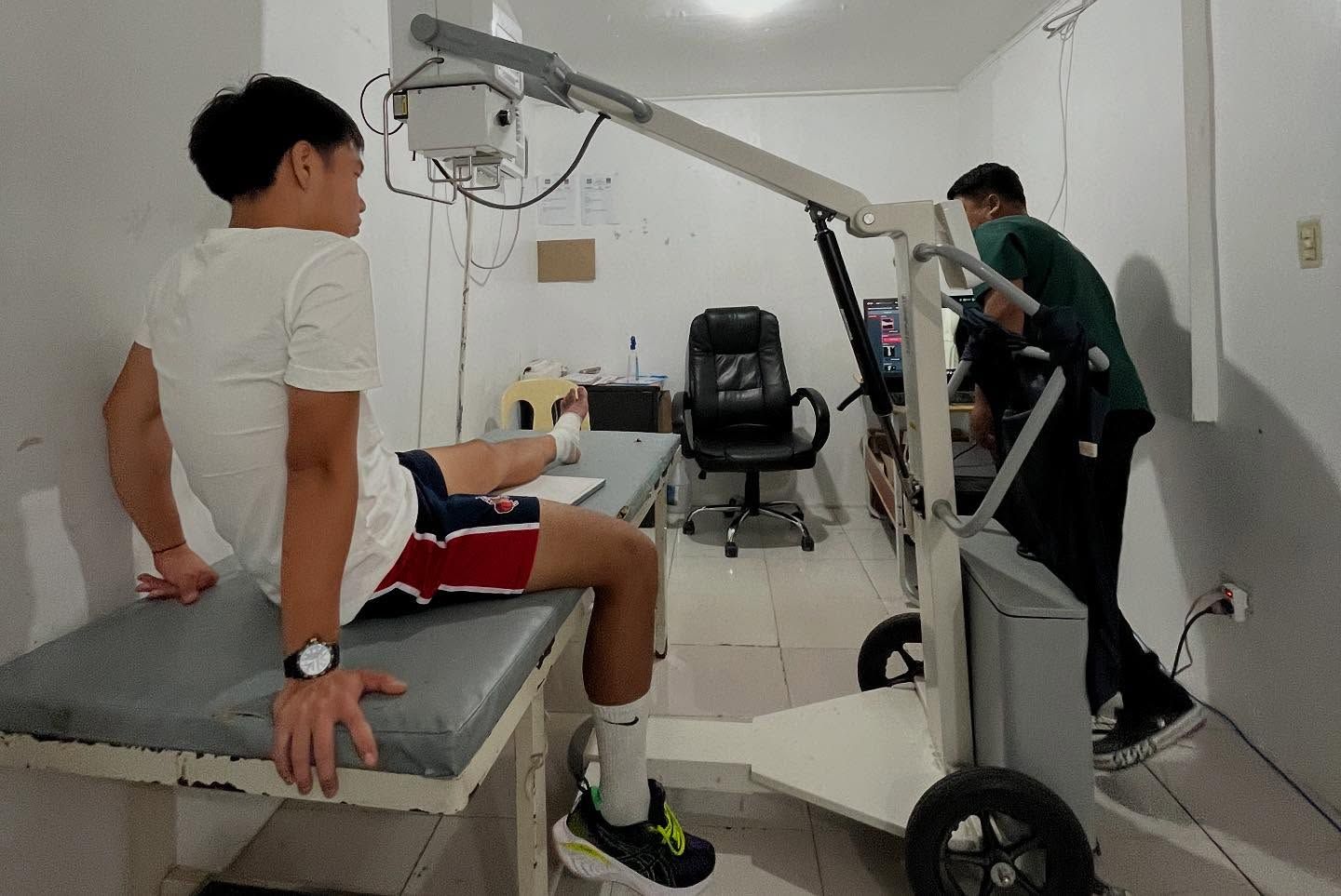 Matt Obiena receiving treatment for his left foot after the NCAA Season 100 pole vault tournament. Photo from Matt Obiena.