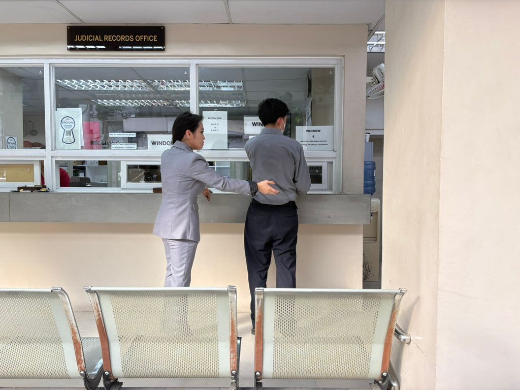 Lawyer Hazel Meking files a petition at the Supreme Court on June 4, 2025 to question Department of Justice Circular No. 20. Adrian Ayalin, ABS-CBN News