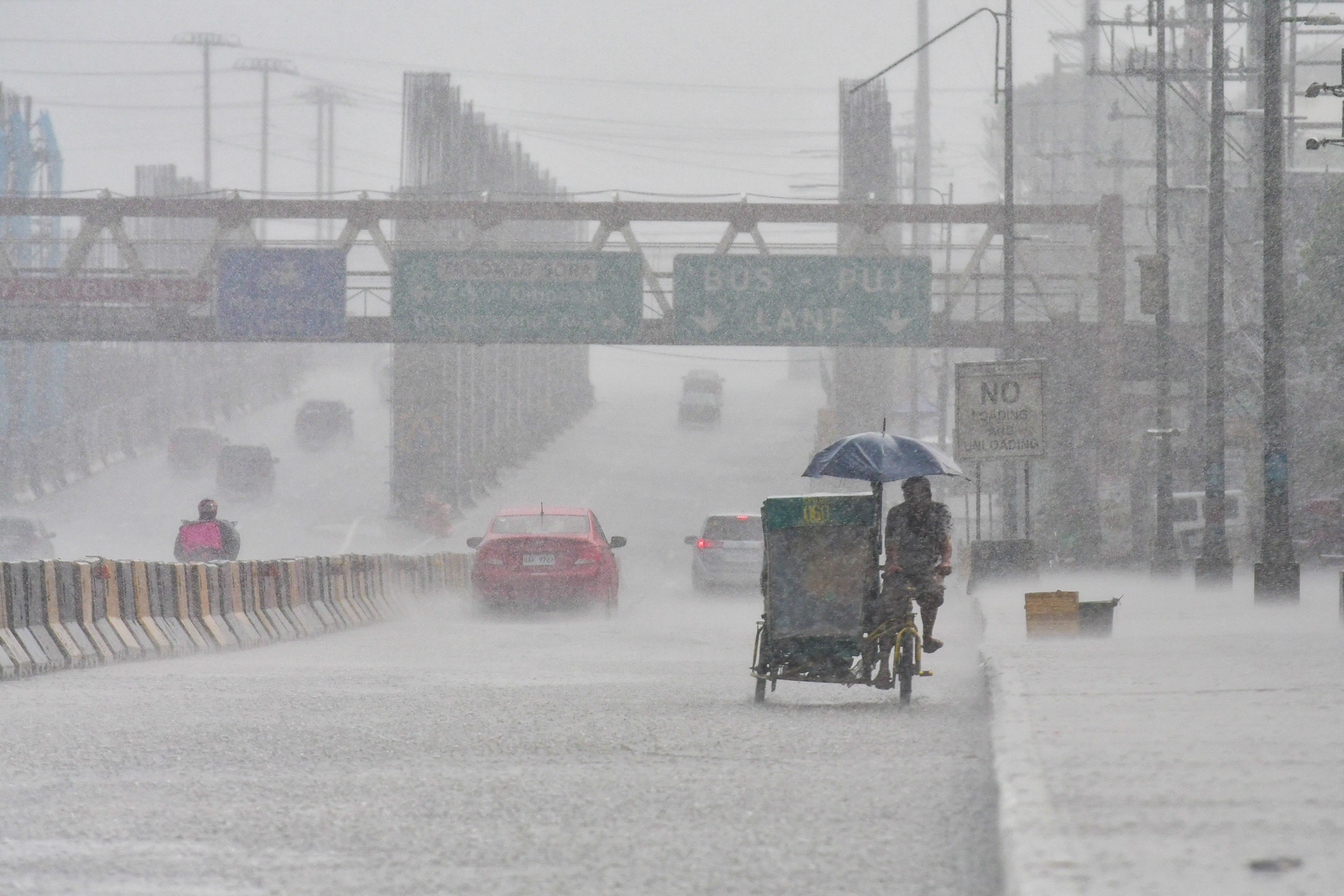 Heavy rainfall hits Commonwealth Ave in Quezon City on April 22, 2020 amid the enhanced community quarantine. Mark Demayo, ABS-CBN News 